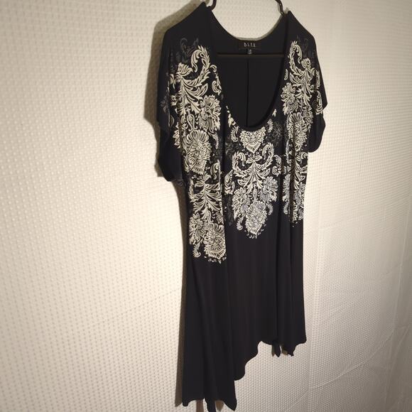 BLEU Medium Black White Floral Print Asymmetrical Hem Stretch Top Made in USA - Picture 2 of 7